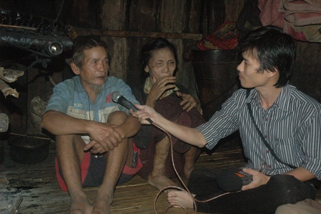 Già làng trao đổi với phóng viên